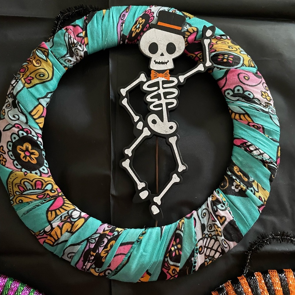 Set of 3 8” Dia De Los Muertos Wreaths. - Picture 3 of 4